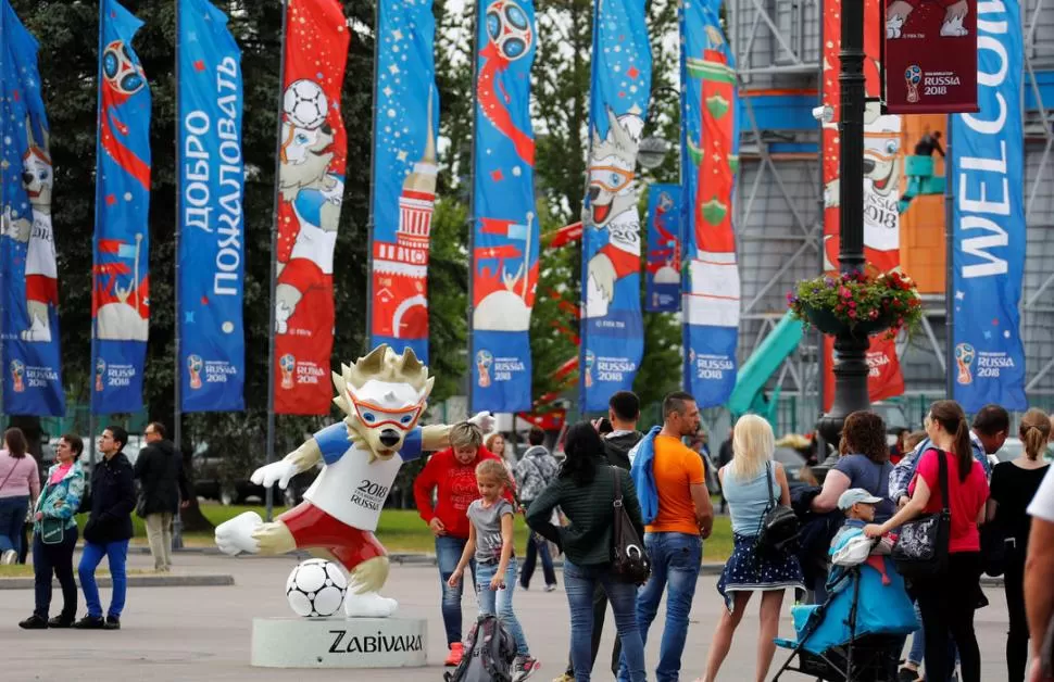 SÍMBOLO. Zabivaka, la mascota del Mundial, se presta para las fotos de los miles de hinchas de todas partes del mundo que ya recorren las calles de la capital, a la espera de que la pelota se eche a rodar. reuters