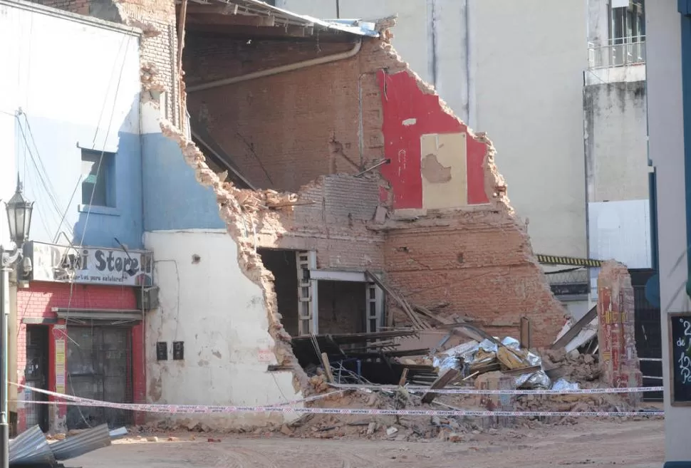 TRAGEDIA. La fachada del ex cine Parravicini (inaugurado en 1923) se desplomó y provocó la muerte de tres vecinos. la gaceta / foto de antonio ferroni (archivo)