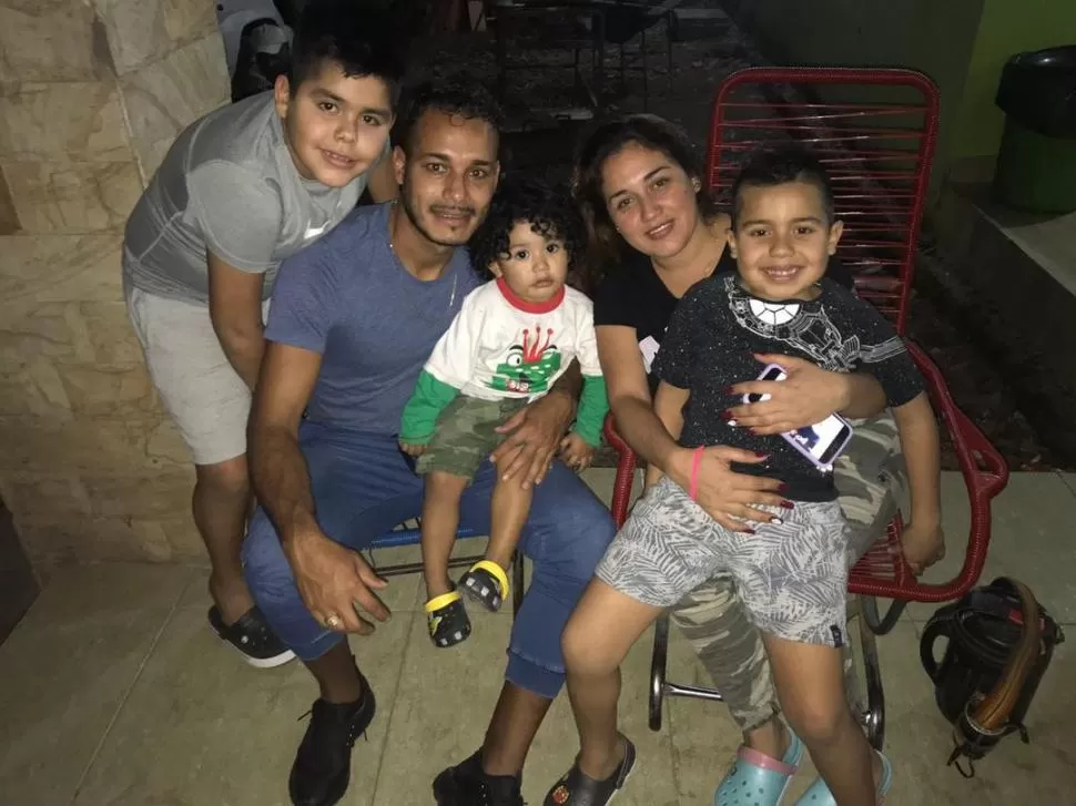DESCANSO DEL GUERRERO. Benegas, que posa junto a esposa y a sus tres hijos, está pasando sus vacaciones en Paraguay donde espera novedades sobre su futuro.  