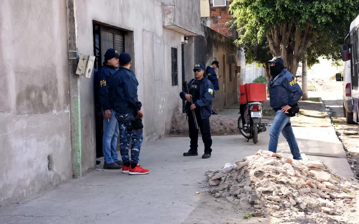 EN PLENA TAREA. Más de 100 efectivos federales participaron de los allanamientos que realizaron el sábado en el barrio Juan XXIII (“La Bombilla”).  