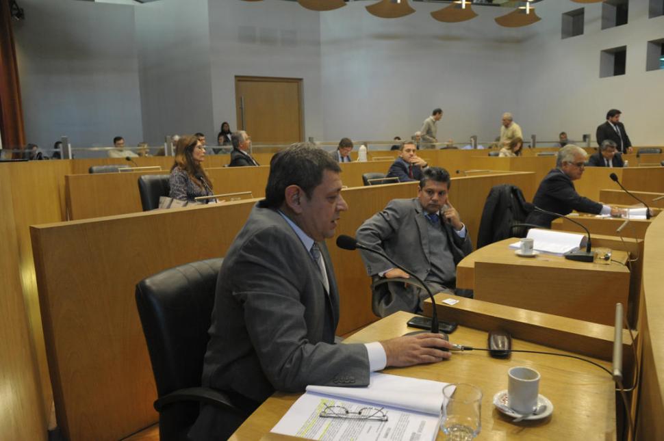 EN SESIÓN. Juan Luis Pérez (en primera fila) sostuvo que la ordenanza pondrá fin al “descontrol” del municipio. la gaceta / foto de franco vera