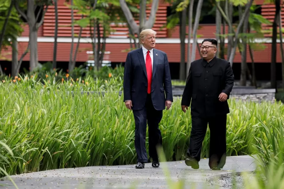 CAMINANDO COMO AMIGOS. Trump dijo que la desnuclearización avanzará rápido tras hablar con Kim Jong-un. REUTERS