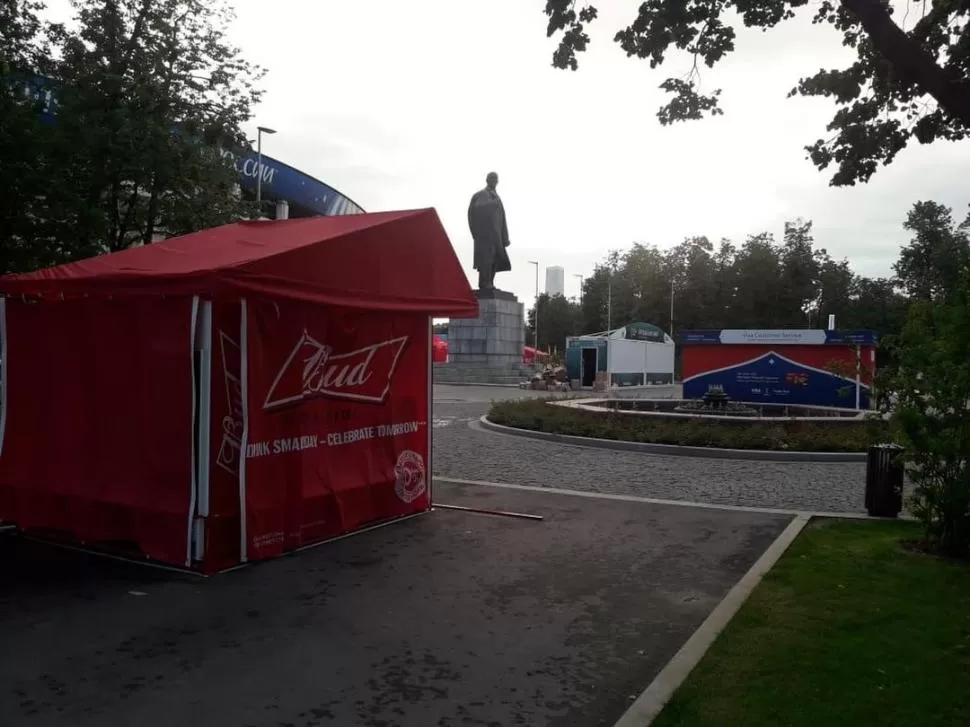 CONTRASTES. La estatua de Lenin parece observar con cierta nostalgia la carpa de Budweiser, cerveza oficial del Mundial. LA GACETA / FOTO DE GUILLERMO MONTI (ENVIADO ESPECIAL)