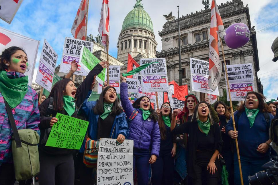 EL LADO VERDE. Organizaciones sociales, de izquierda y grupos feministas permanecieron frente al Congreso.  