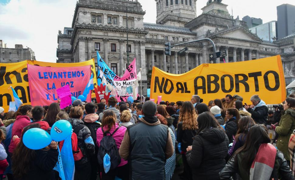 EL LADO ROSA. Militantes en contra de la legalización del aborto ocuparon uno de los sectores de la plaza. fotos télam