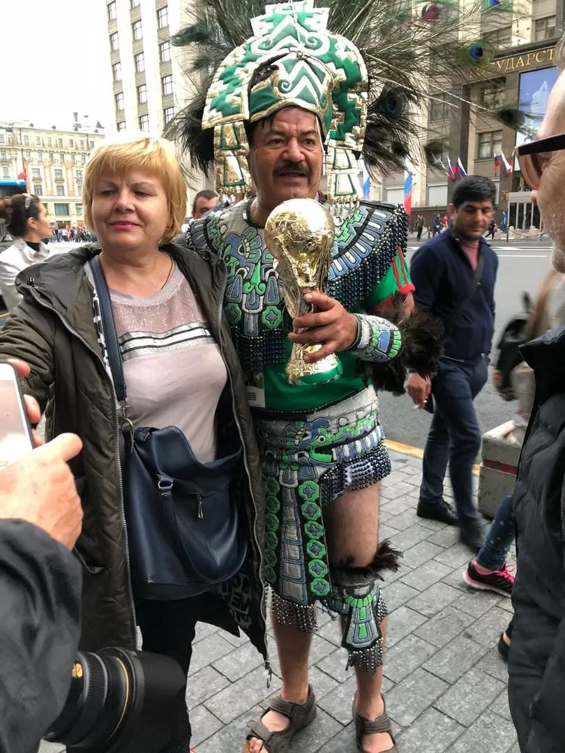 PERSONAJE. En Rusia, todos quieren sacarse una foto con el mítico Pepe Nacho. la gaceta / foto de leo noli (enviado especial)