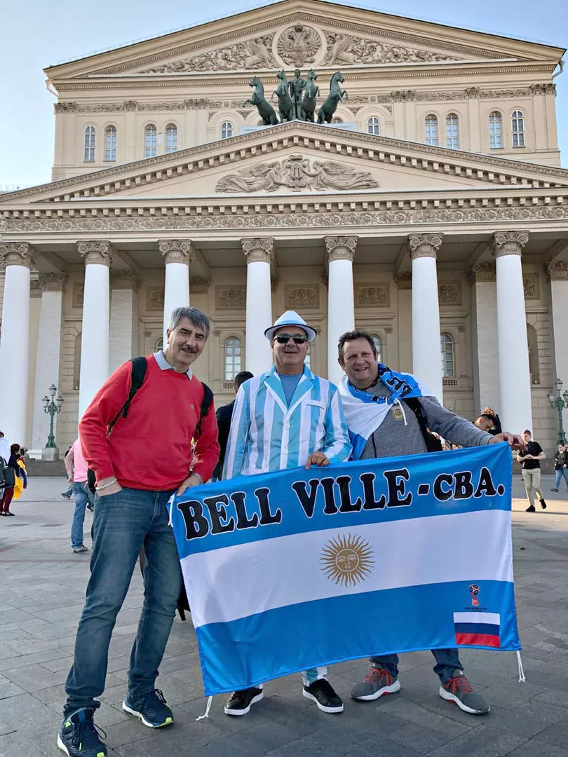 PARA EL RECUERDO. Oscar Huais (centro) y sus amigos posan con la bandera argentina delante del mítico teatro Bólshoi. la gaceta / foto de leo noli (enviado especial)