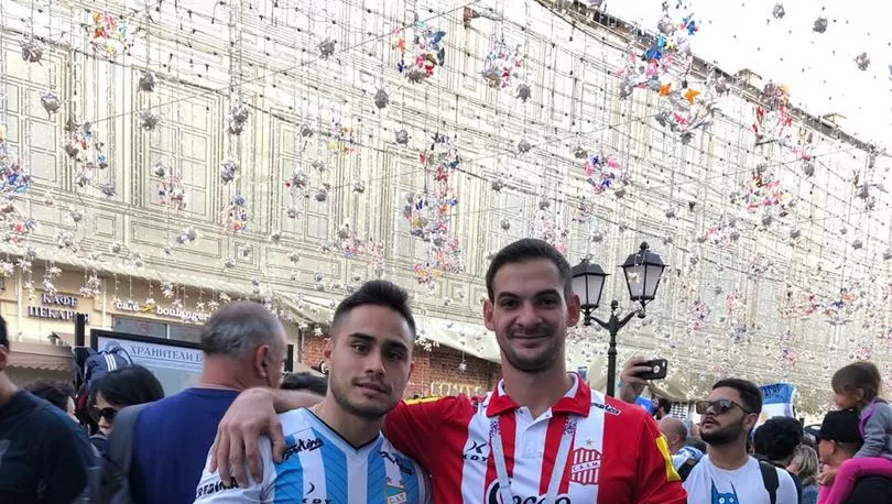 UN CLÁSICO. Separados por los colores, pero unidos por la amistad, Pablo y César disfrutan de la experiencia mundialista.