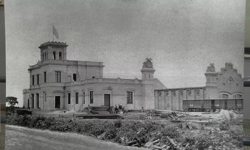 ESTACIÓN CENTRAL CÓRDOBA. Una foto de 1876, año en que allí se detuvo la primera locomotora llegada a Tucumán. 