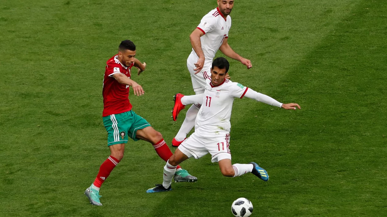 MANO A MANO. Irán venció a Marruecos sobre la hora. (REUTERS)