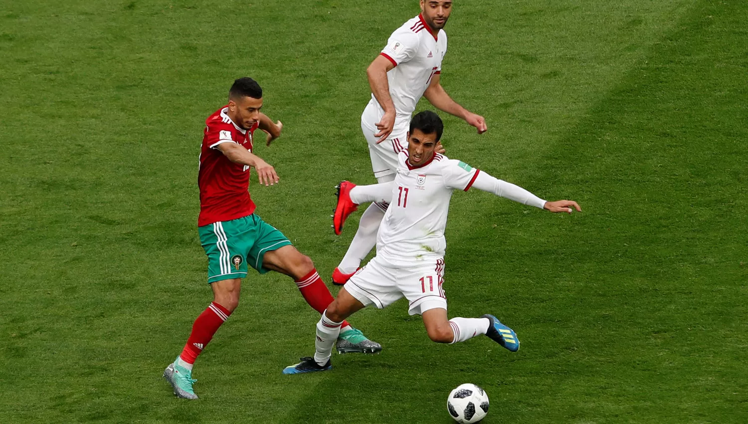 MANO A MANO. Irán venció a Marruecos sobre la hora. (REUTERS)