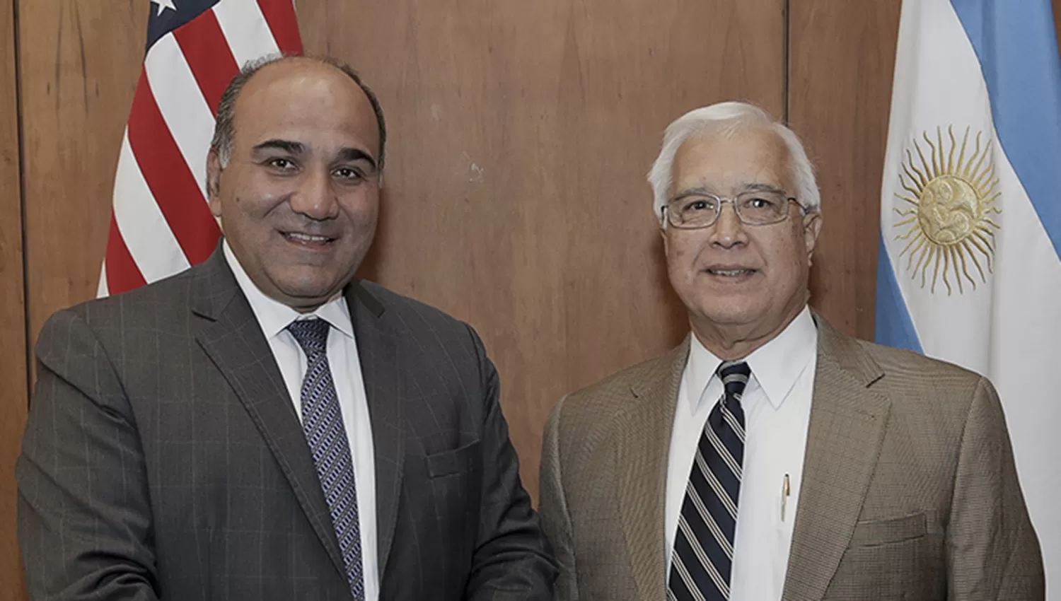 El gobernador Juan Manzur, junto al embajador de Estados Unidos, Edward Prado. FOTO TOMADA DE COMUNICACIONTUCUMAN.GOB.AR