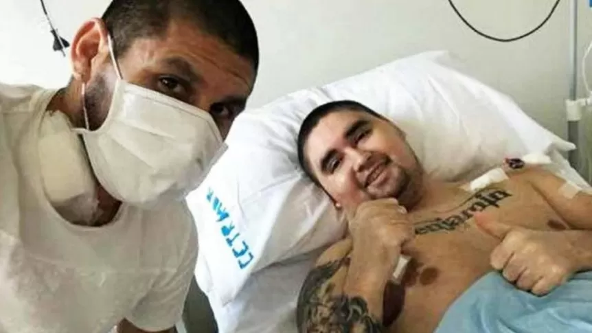 Cristian Villagra junto a su hermano Gonzalo, después del trasplante de médula realizado en febrero. ARCHIVO