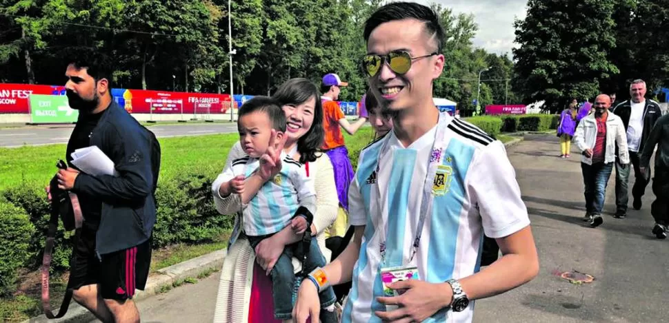 TODO UN PERSONAJE. Chinxi luce sonriente la camiseta de Argentina; atrás, su esposa Shan carga al pequeño Mulir. la gaceta / foto de leo noli (enviado especial)