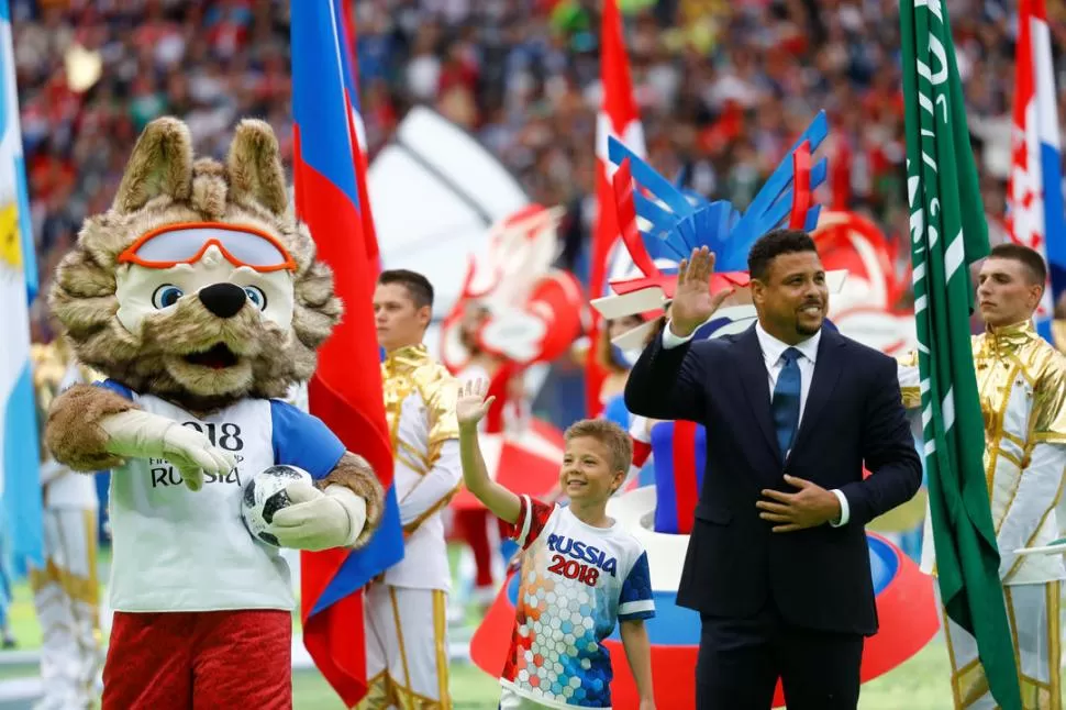 LA FIESTA. Ronaldo y Zabivaka participaron de la ceremonia inagural, que tuvo a Robbie Williams como principal figura. reuters