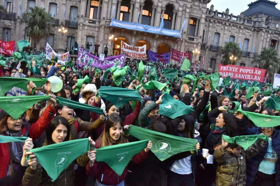 MOVILIZACIÓN. Organizaciones sociales, políticas y cientos de mujeres siguieron el debate dentro de Diputados en la plaza Independencia tucumana. la gaceta / foto de inés quinteros orio