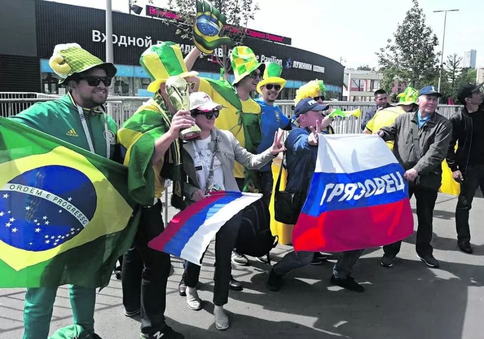 CON MUCHA CONFIANZA. Los brasileños desplegaron toda su alegría en el encuentro con algunos rusos y dejaron en claro que piensan en el “hexa”. 