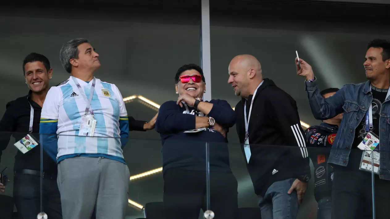 PRESENTE. Maradona no faltó al debut argentino y fue ovacionado. (REUTERS)