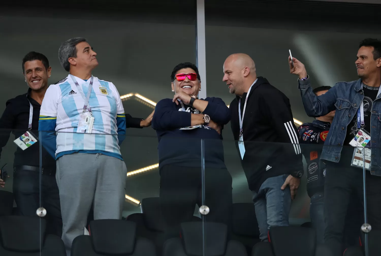 PRESENTE. Maradona no faltó al debut argentino y fue ovacionado. (REUTERS)