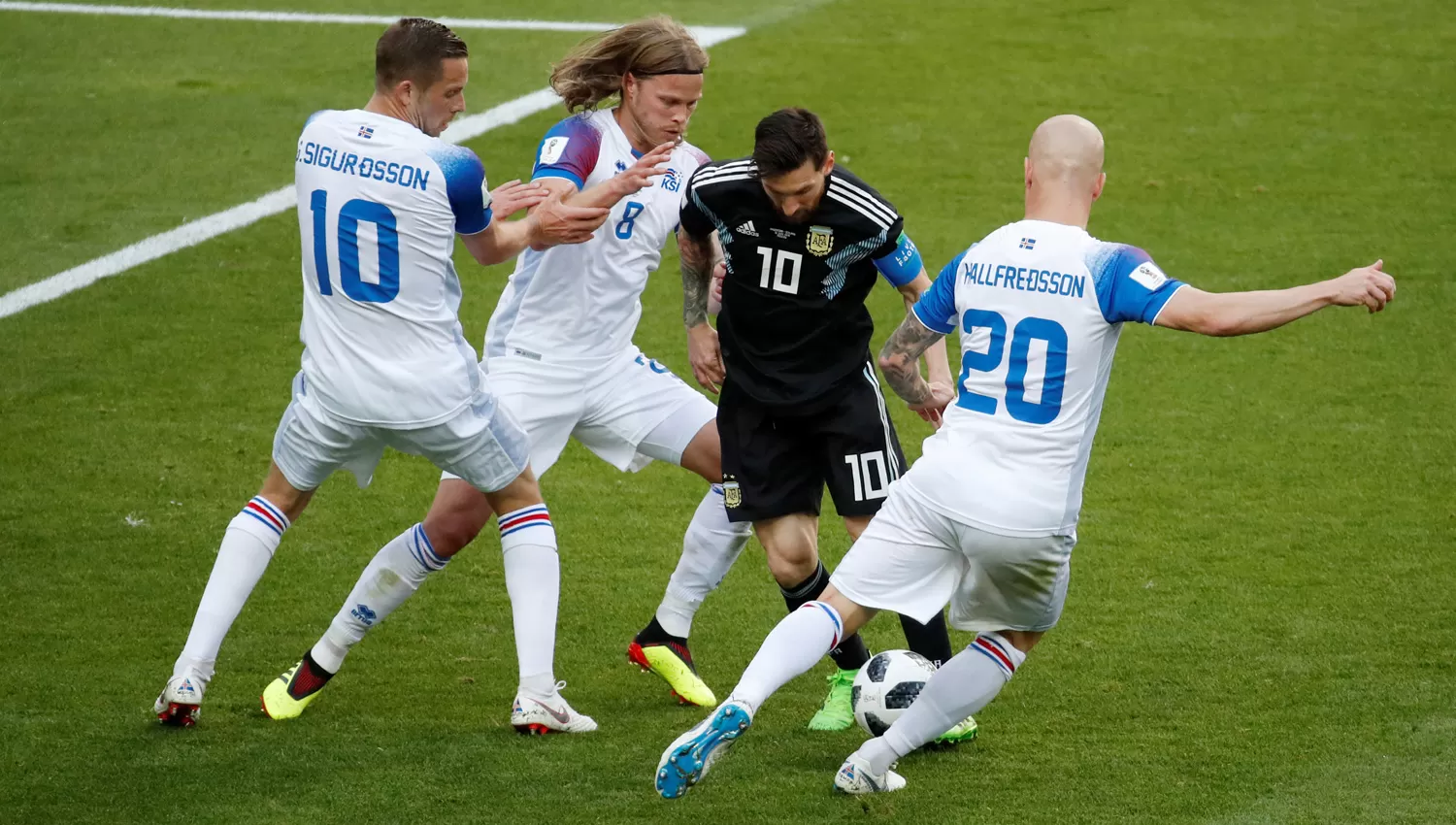 Argentina no pudo romper el cerrojo islandés y sólo pudo empatar en el debut
