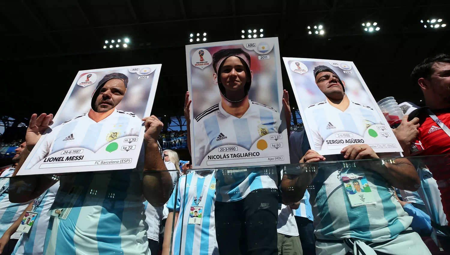 PRESENTES. Los fanáticos argentinos se hicieron escuchar durante el himno nacional. (REUTERS)