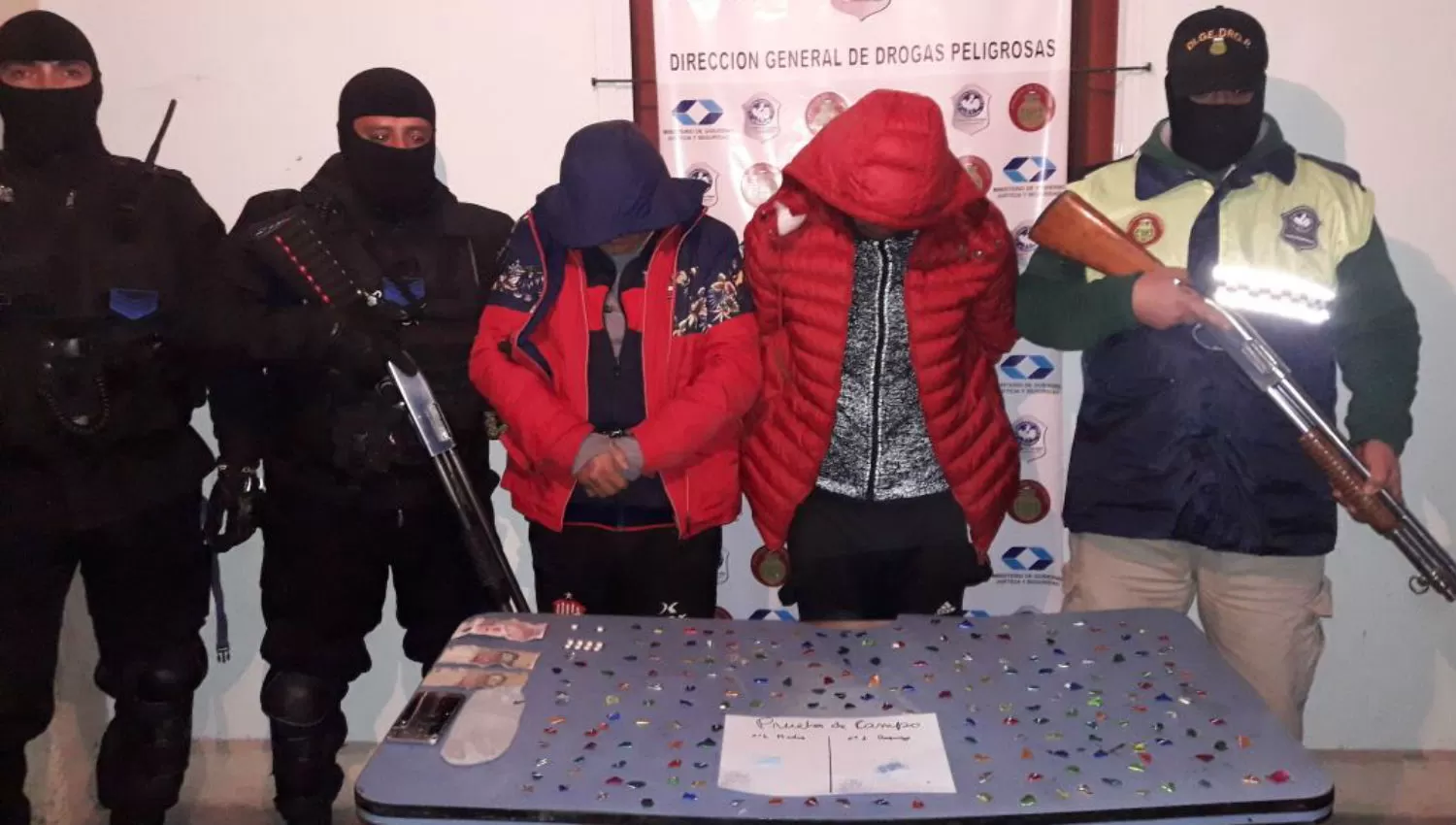 EL SECUESTRO. Los detenidos llevaban 199 dosis de cocaína. FOTO/POLICÍA DE TUCUMÁN