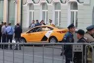 Video: un taxi chocó e hirió a siete personas en el centro de Moscú
