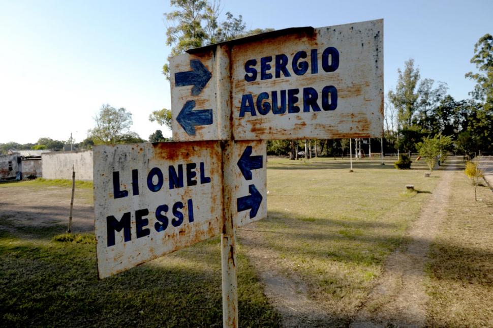 INTERSECCIÓN. La esquina de Messi y Agüero es una de las cuatro que delimitan la plaza del barrio Portal, de El Chañar. la gaceta / foto de franco vera