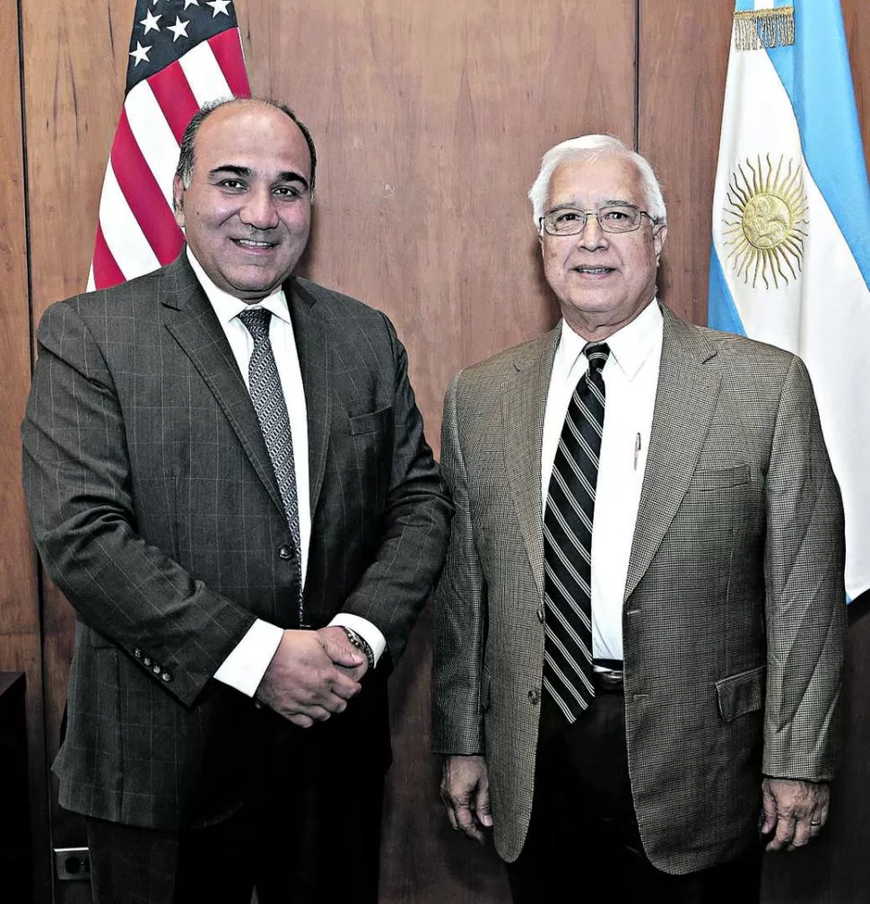 ENCUENTRO. En la sede de la embajada norteamericana, Manzur charló con el embajador Edward Prado.  