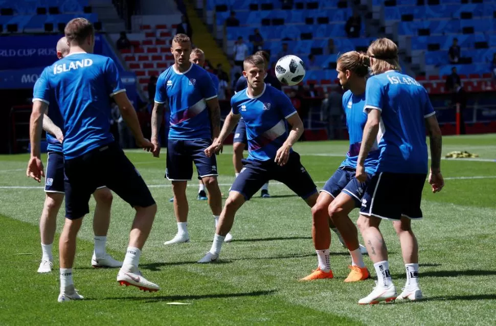EL ÚLTIMO ENSAYO ANTES DE JUGAR. Los futbolistas de Islandia realizaron el reconocimiento del campo de juego donde hoy enfrentarán a Argentina. reuters
