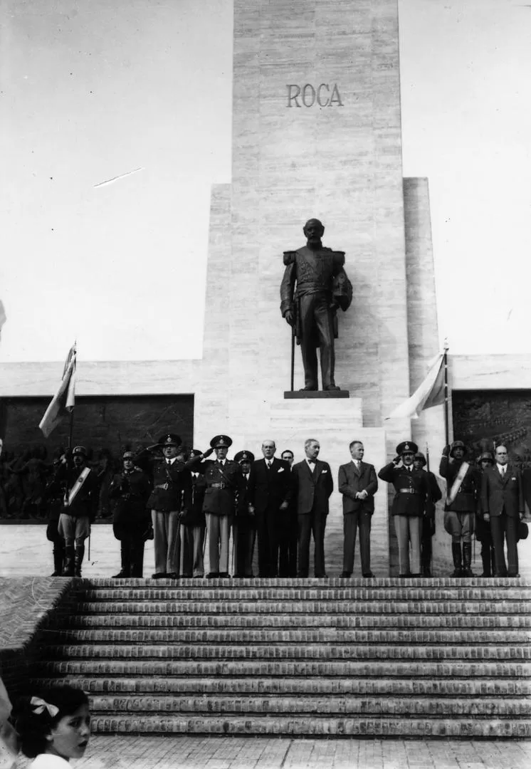 MONUMENTO A JULIO ARGENTINO ROCA. Foto de la inauguración, en 1943, que da una idea de la importancia del monumento desguazado en 1963. 