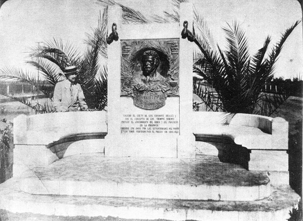 BENJAMÍN ARÁOZ. Nadie sabe el destino del monumento que registra esta foto de 1917. Posa al lado su escultor, Juan B. Finocchiaro.