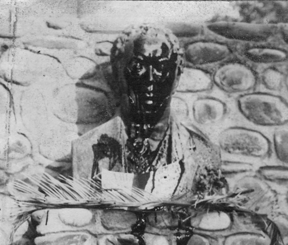 BERNARDINO RIVADAVIA. Un día se lo retiró sin explicaciones. La imagen muestra el busto cubierto de alquitrán, en un atentado de 1955.