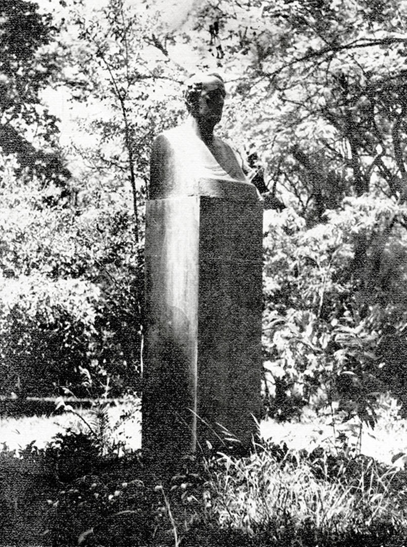 ANTONINO LAMBERTI. En 1927, este mármol se colocó en el parque Avellaneda. Un día desapareció.