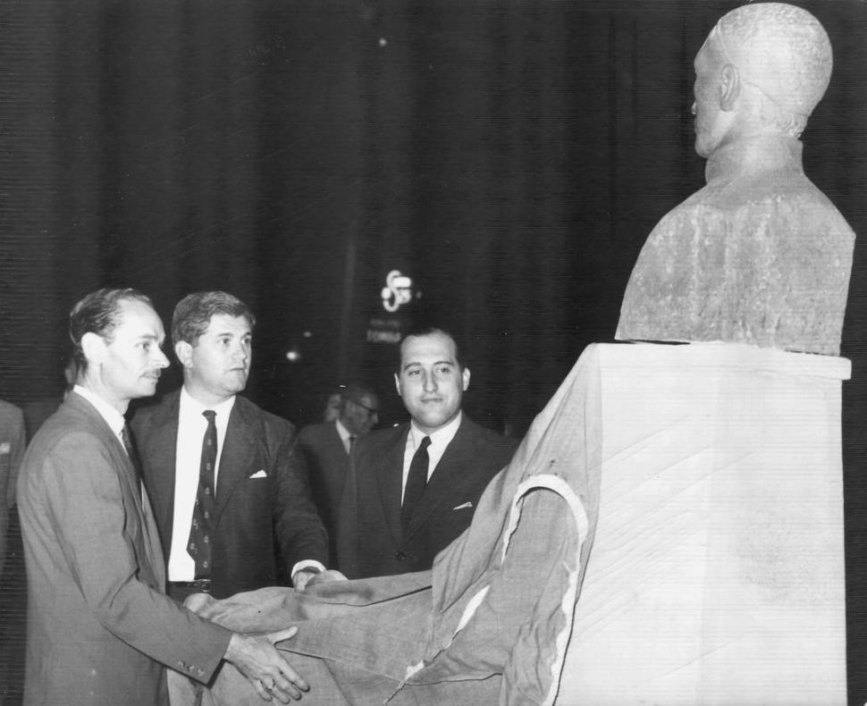 ILDEFONSO DE LAS MUÑECAS. El intendente Juan Padrós y el ministro Roberto Vásquez Mansilla descubren la escultura, en 1963, en la plaza Urquiza. Hoy no existe.