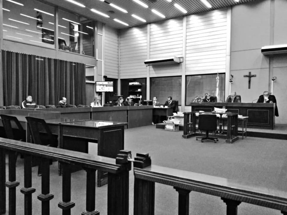 JORNADA. El juicio oral contra el ex enfermero y el ex recluso de Villa Urquiza se realizó en la sala del Tribunal Oral Federal. 