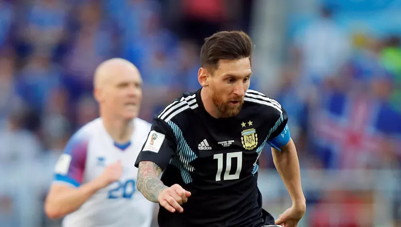 EN EL AIRE. A toda velocidad, Messi lleva la pelota hacia el arco islandés. reuters