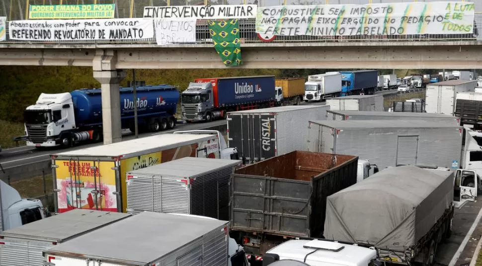 CONFLICTO DESTRABADO. La huelga de transportistas en Brasil perjudicó la línea de producción de las firmas locales. REUTERS (ARCHIVO)