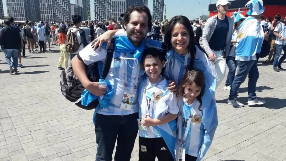  BONAERENSES. Santiago Cocucci llegó desde Palermo con su mujer y sus hijos. GUILLERMO MONTI / ENVIADO ESPECIAL