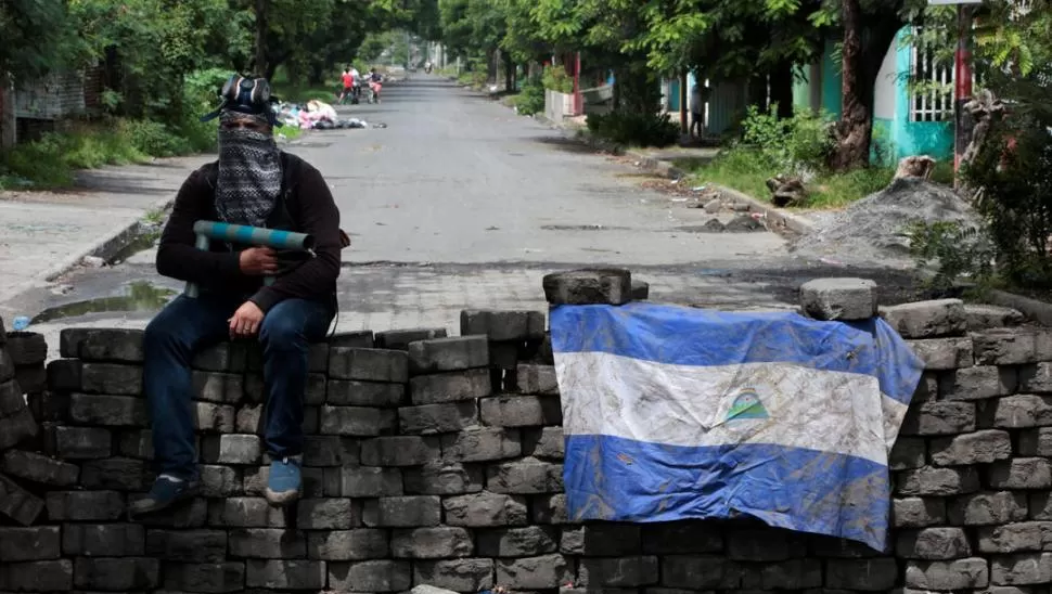 AL BORDE DE LA GUERRA CIVIL. Un hombre con un mortero casero, sentado en una barricada en Managua, Reuters