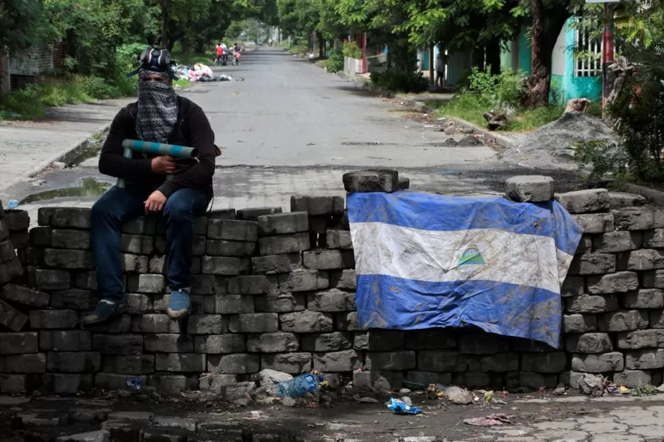AL BORDE DE LA GUERRA CIVIL. Un hombre con un mortero casero, sentado en una barricada en Managua, Reuters