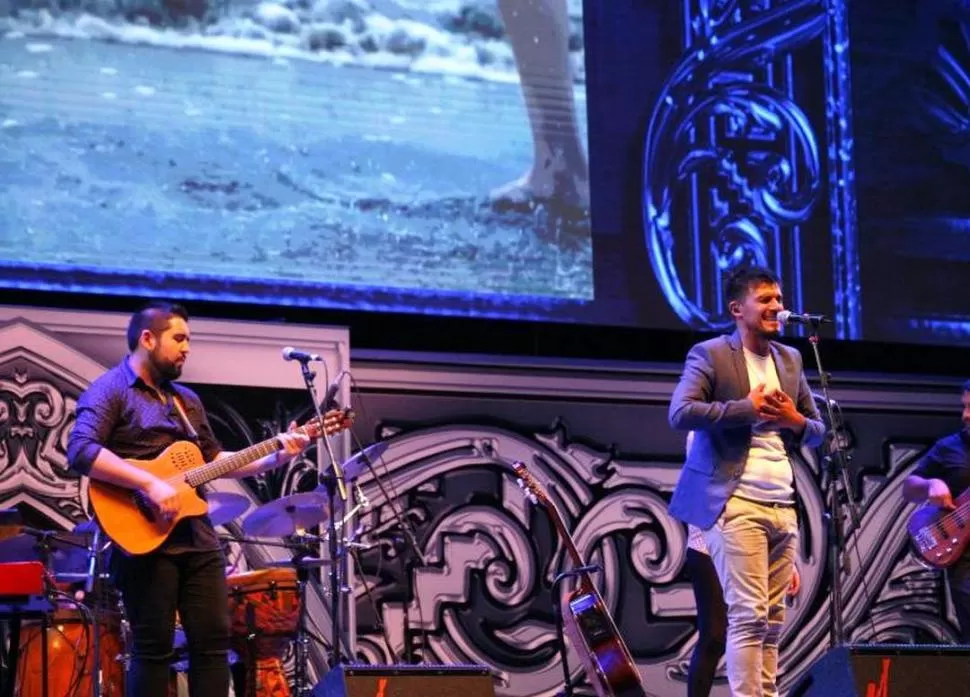 GUITARRA Y VOZ. Nahuel Lobos se consagró con su propuesta en 2017, en los shows callejeros de Cosquín. 