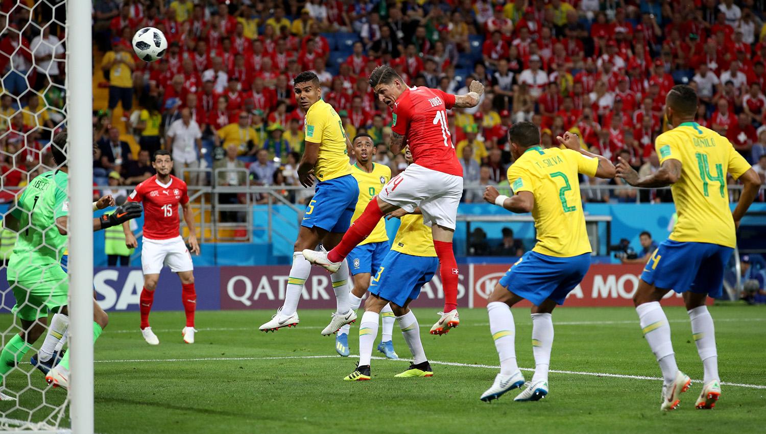 Los brasileños reclamaron la acción previa al gol conquistdo por Steven Zuber para Suiza.
REUTERS