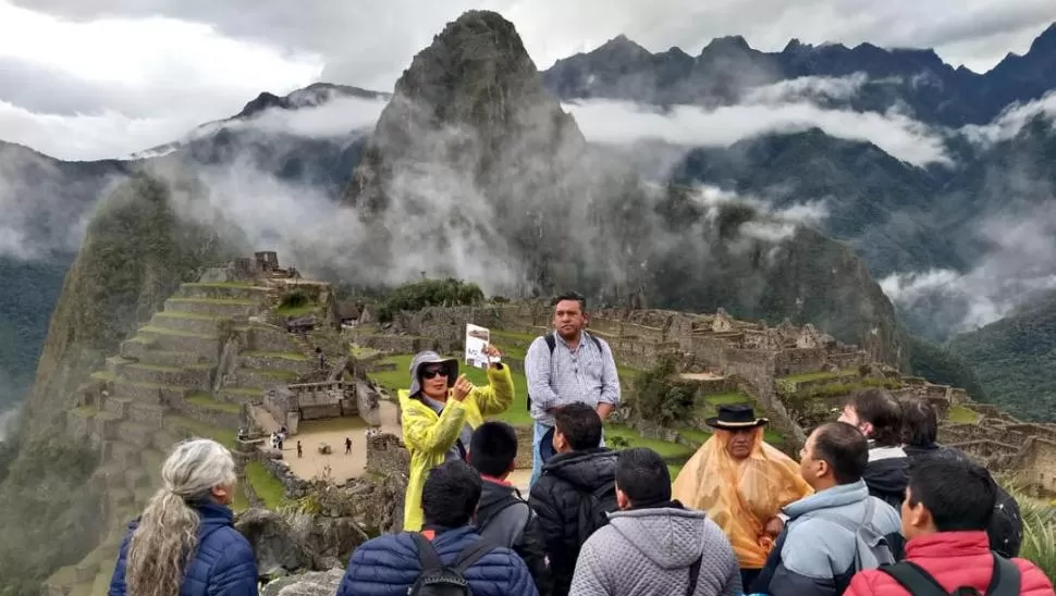 EN MACHU PICCHU. Los visitantes atienden las indicaciones de un guía. foto de Gerónimo García Mirkin