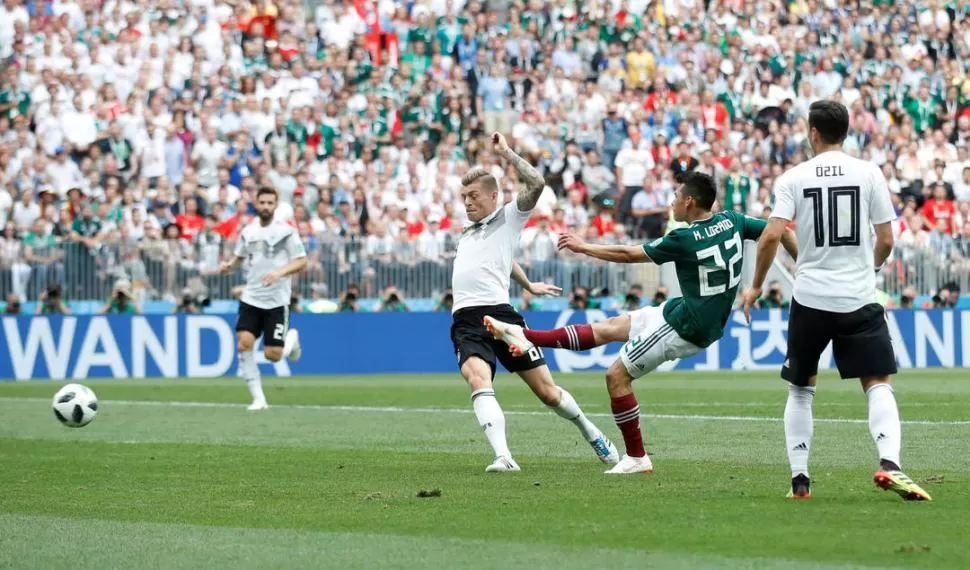 ¡SALTÓ LA BANCA!. Hirging Lozano ya sacó el remate que se convertirá en el gol de la victoria de México ante Alemania. reuters
