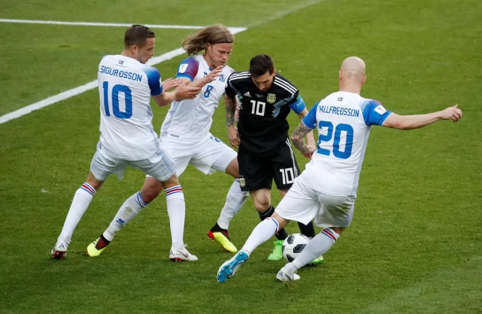 LUGAR COMÚN. Messi rodeado de rivales y sin compañeros a la vista es una imagen habitual. reuters 