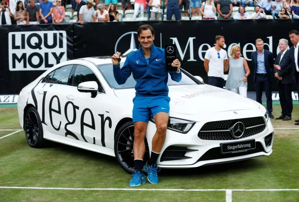 CUATRO RUEDAS. Además del trofeo, Federer se ganó un auto de lujo. reuters