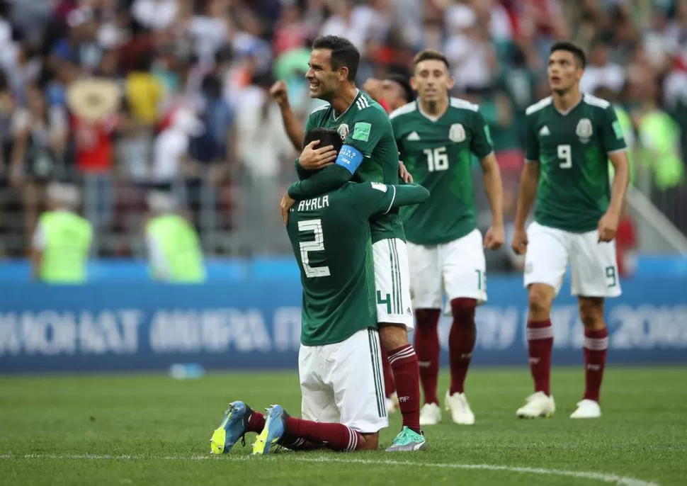 ETERNO. Márquez se abraza con Ayala para celebra el inolvidable triunfo que ayer México consiguió ante Alemania. reuters 