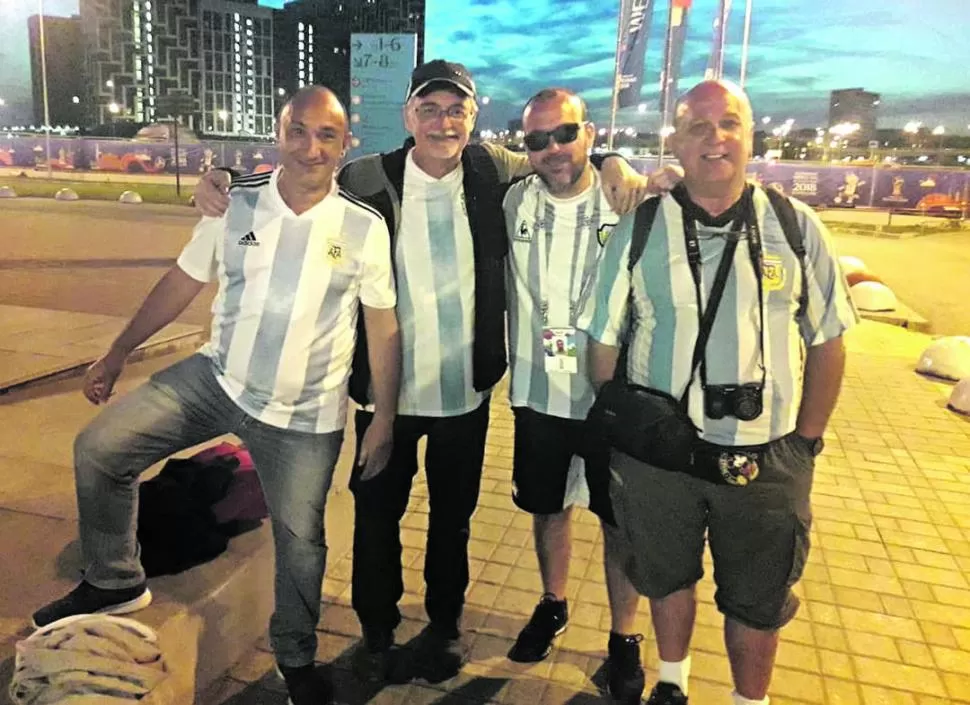 DE RONDA. Aunque no pudieron entrar al estadio, los cuatro amigos sufrieron por igual el empate en el Fan Fest. Luego salieron a recorrer la clara noche moscovita. la gaceta / foto de guillermo monti (enviado especial)