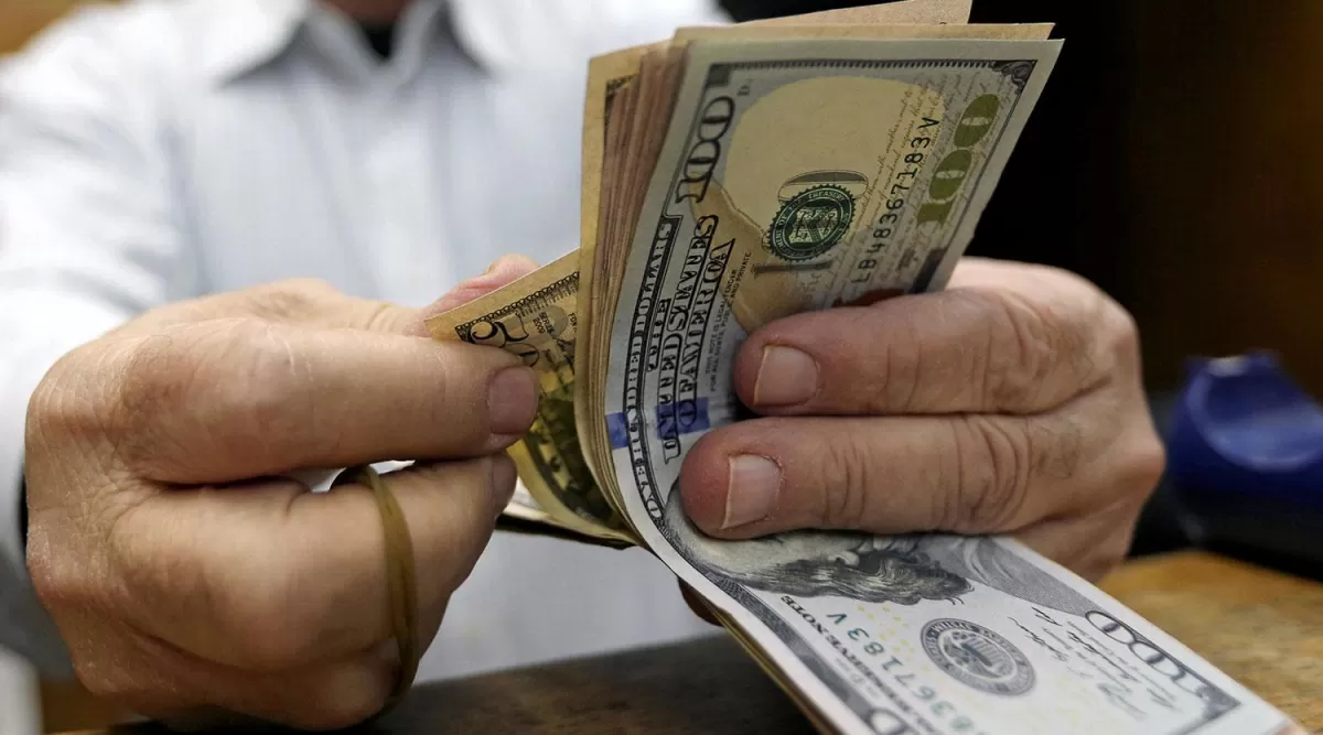 Condicionado por la licitación de las Lebac, el dólar cerró en $ 28,46
